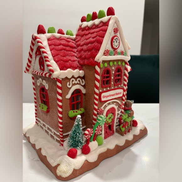 Lit Gingerbread Village Gingerbread Station by
Valerie - Picture 14 of 15